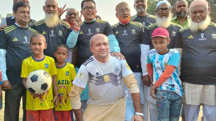 তাড়াশে ফুটবল টুর্নামেন্টের ফাইনাল অনুষ্ঠিত তাড়াশে ফুটবল টুর্নামেন্টের ফাইনাল অনুষ্ঠিত