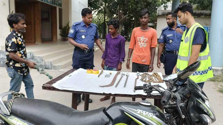 তাড়াশে হাঁসের খামারে ডাকাতির সময় দুই ডাকাত আটক তাড়াশে হাঁসের খামারে ডাকাতির সময় দুই ডাকাত আটক