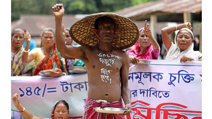 প্রধানমন্ত্রী আশ্বাসে ১২০ টাকা মজুরিতেই কাজে ফিরেছেন চা-শ্রমিকরা