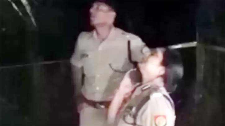 ধর্ষণের পর হত্যা করে গাছে ঝুলিয়ে দেয়া হয় দুই বোনের দেহ! ধর্ষণের পর হত্যা করে গাছে ঝুলিয়ে দেয়া হয় দুই বোনের দেহ!