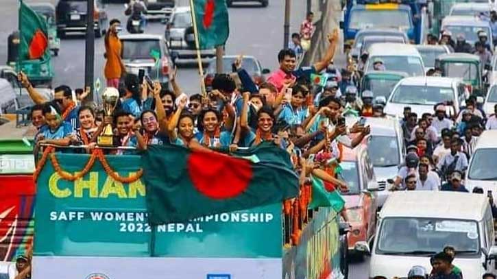 সাফ জয়ী নারী ফুটবল দলকে ঢাকায় বীরোচিত সংবর্ধনা সাফ জয়ী নারী ফুটবল দলকে ঢাকায় বীরোচিত সংবর্ধনা