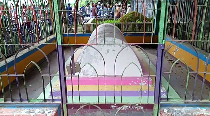 মোমেনসিং পরগনায় ইসলাম প্রচার, গৌরীপুরে কেরামতি মসজিদের সামনে ওলির মাজার! মোমেনসিং পরগনায় ইসলাম প্রচার, গৌরীপুরে কেরামতি মসজিদের সামনে ওলির মাজার!