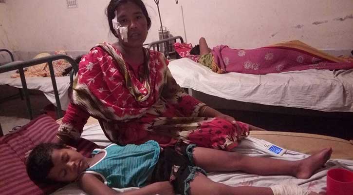 পরকীয়ার প্রতিবাদ করায় মা মেয়ে হাসপাতালে পরকীয়ার প্রতিবাদ করায় মা মেয়ে হাসপাতালে
