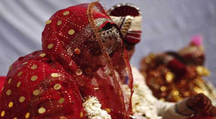বিয়ের আসরে কাপড় খুলতে বাধ্য হলো কনে বিয়ের আসরে কাপড় খুলতে বাধ্য হলো কনে
